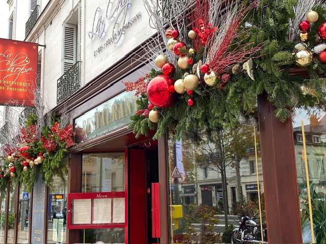 Façade décorée du restaurant.